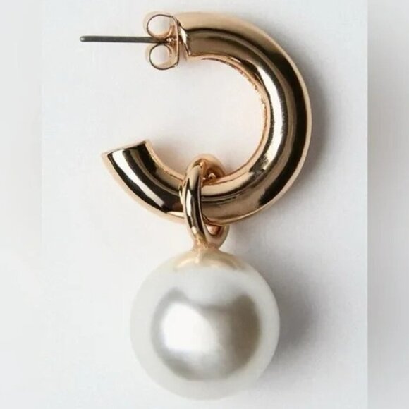 Zara Jewelry - Zara Pearl Gold Hoop Earrings New No 🏷️ 🔥 Comes With Nice Gift Box 🎁